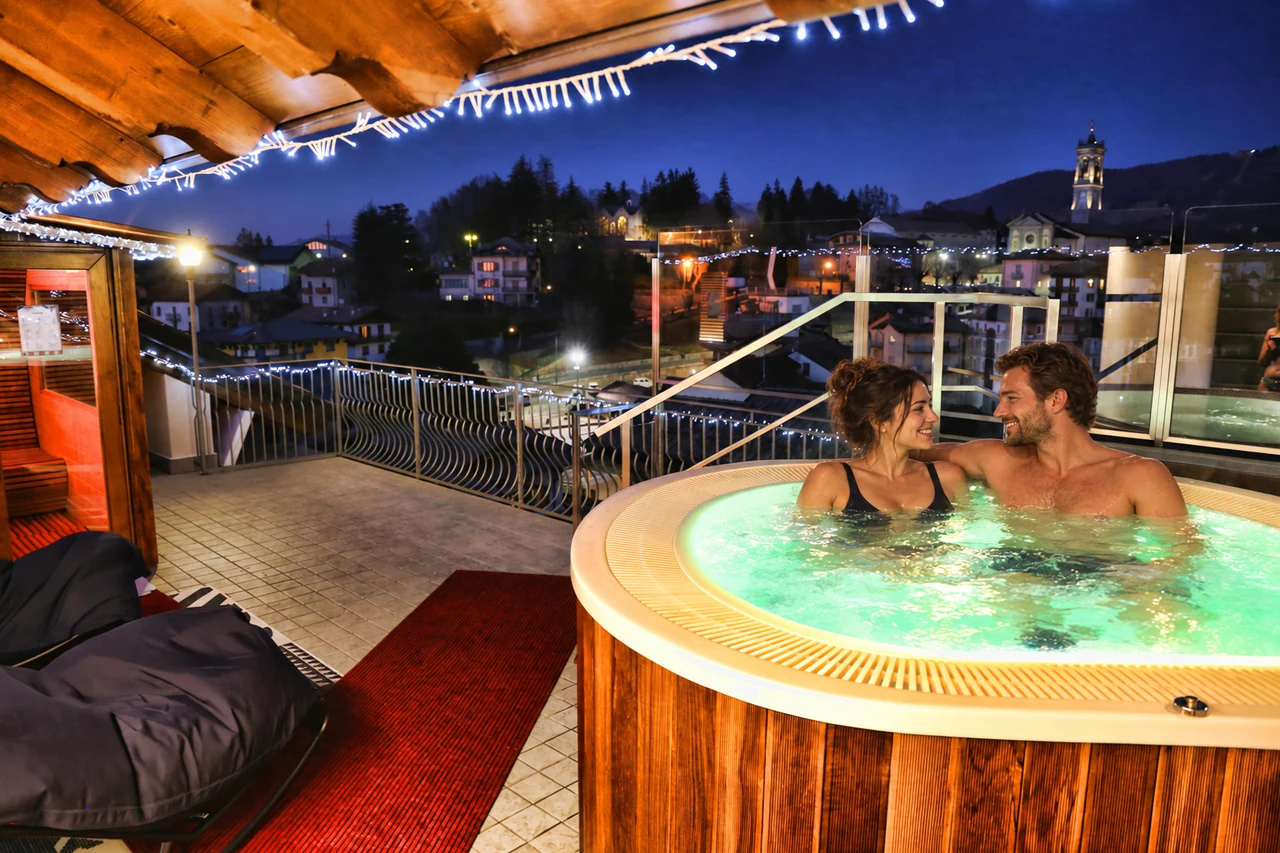 Sky Spa di sera nell’inquadratura completa, con coppia aggiunta con AI