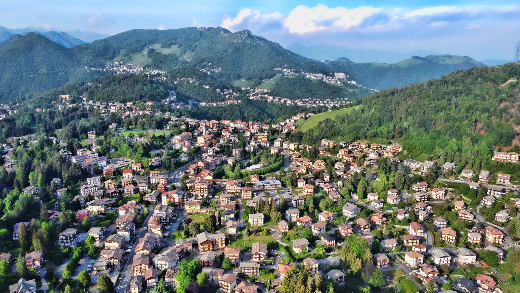 Veduta di Selvino e delle montagne dell’altopiano