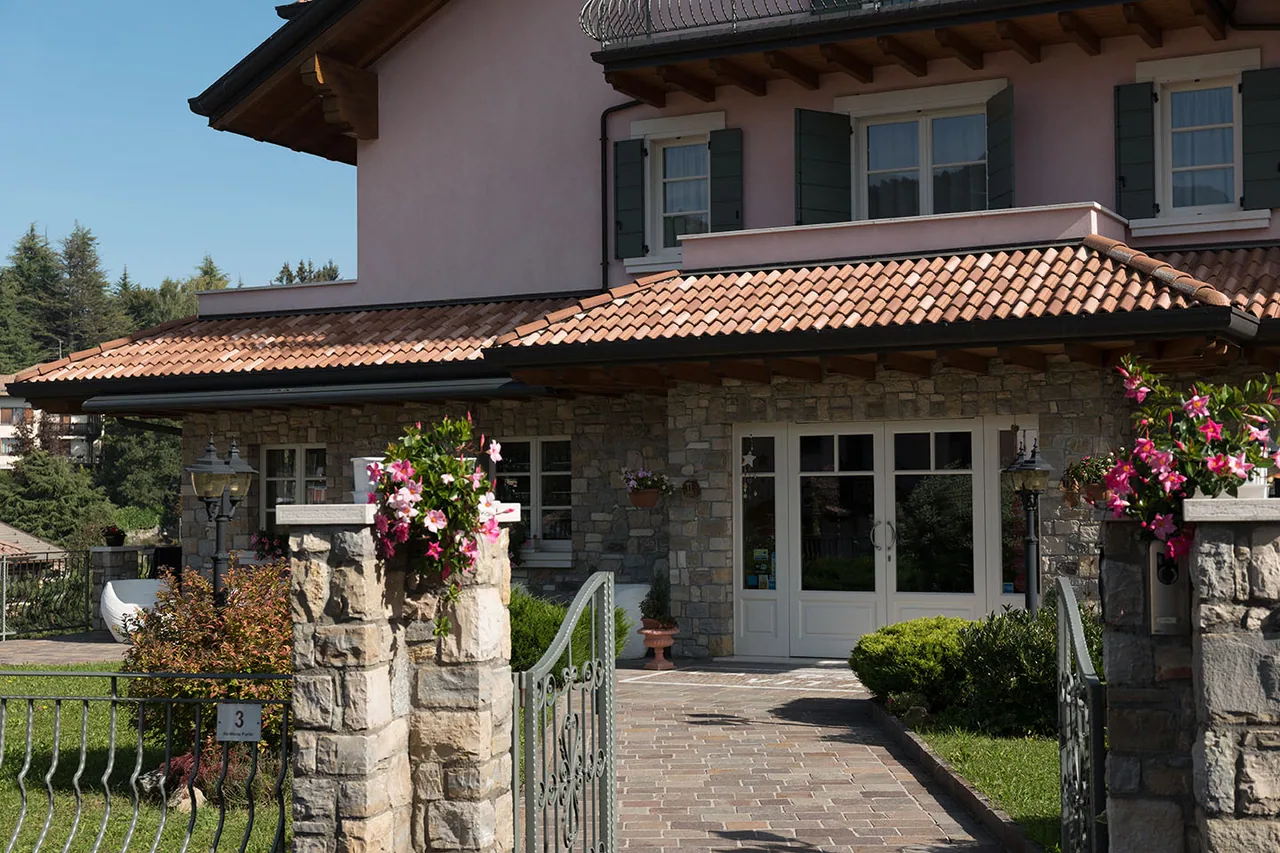 Steineingang und Garten des T’Ami