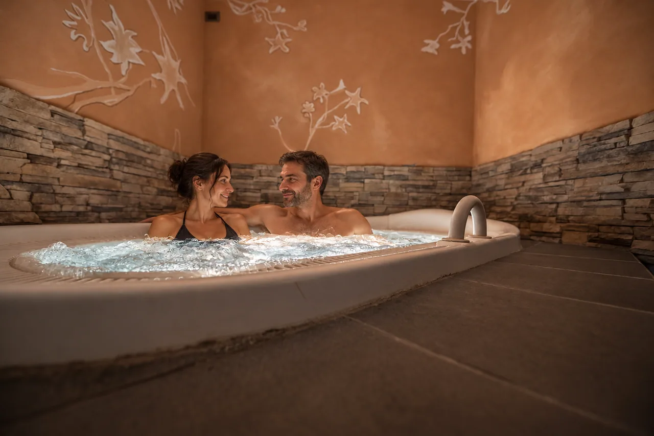 T’Ami Mountain Spa mit einem KI-generierten Paar
