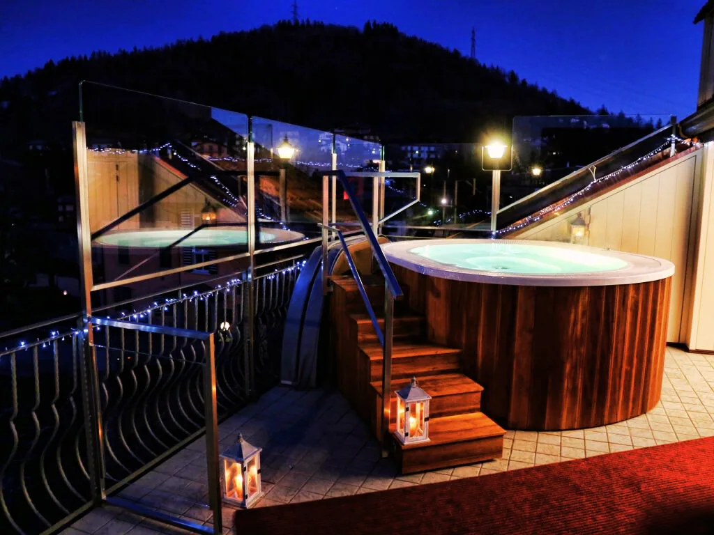 Beleuchtete Sky-Spa-Terrasse am Abend