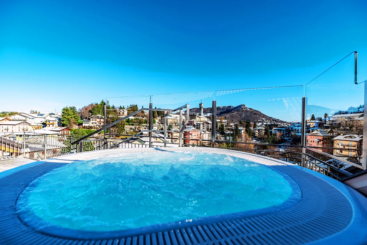 Panoramabecken der Sky Spa am Tag